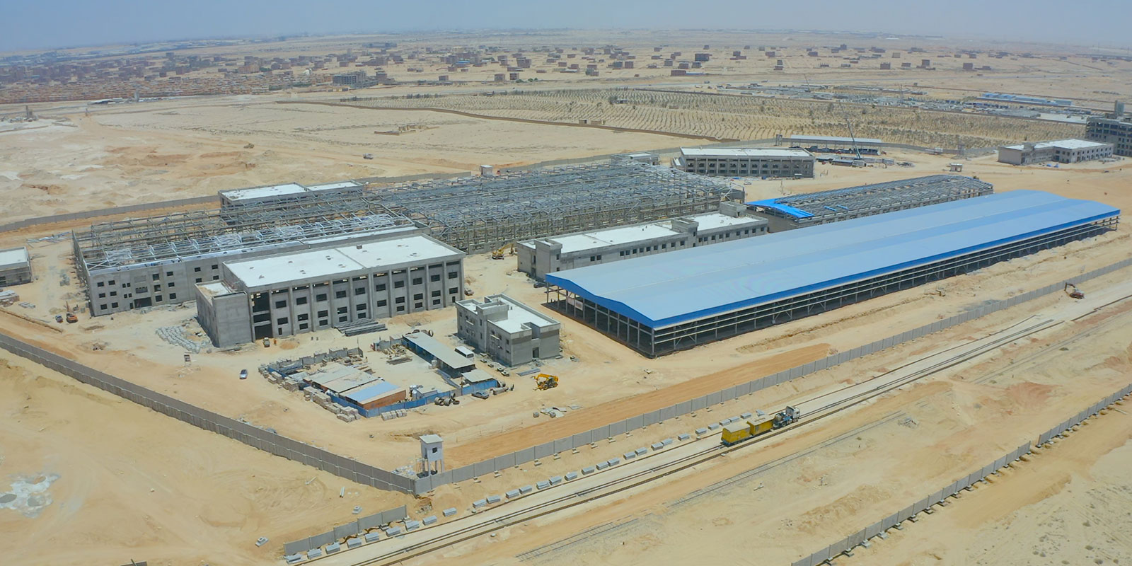 شركة رواد الهندسة الحديثة تبني بوابة السكة الحديد في العاصة الإدارية الجديدة في مصر